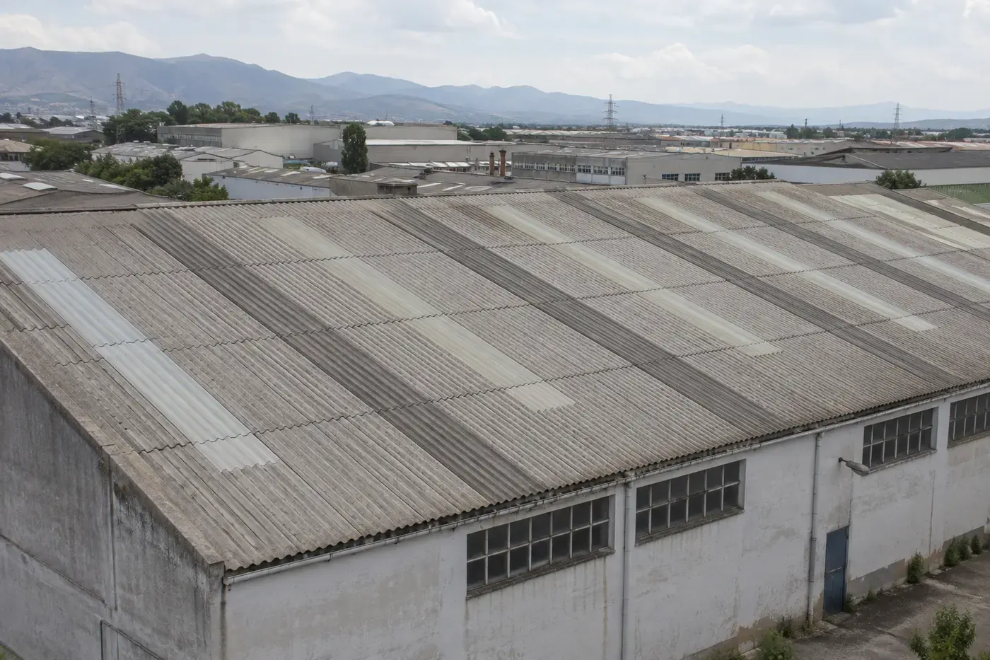 Nave con cubierta de fibrocemento ondulado antiguo