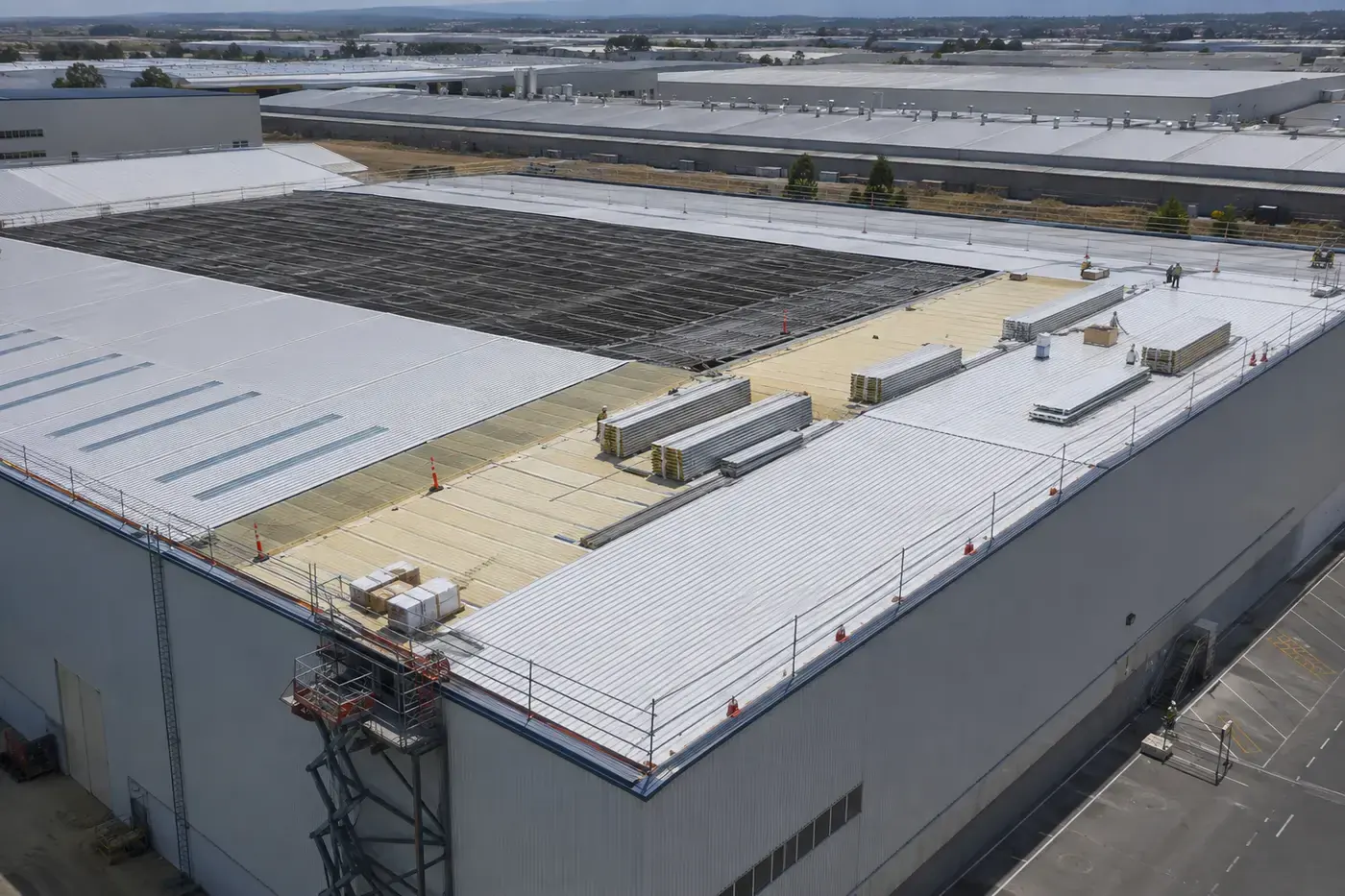 Fases de montaje de una sobrecubierta sobre una cubierta industrial existente